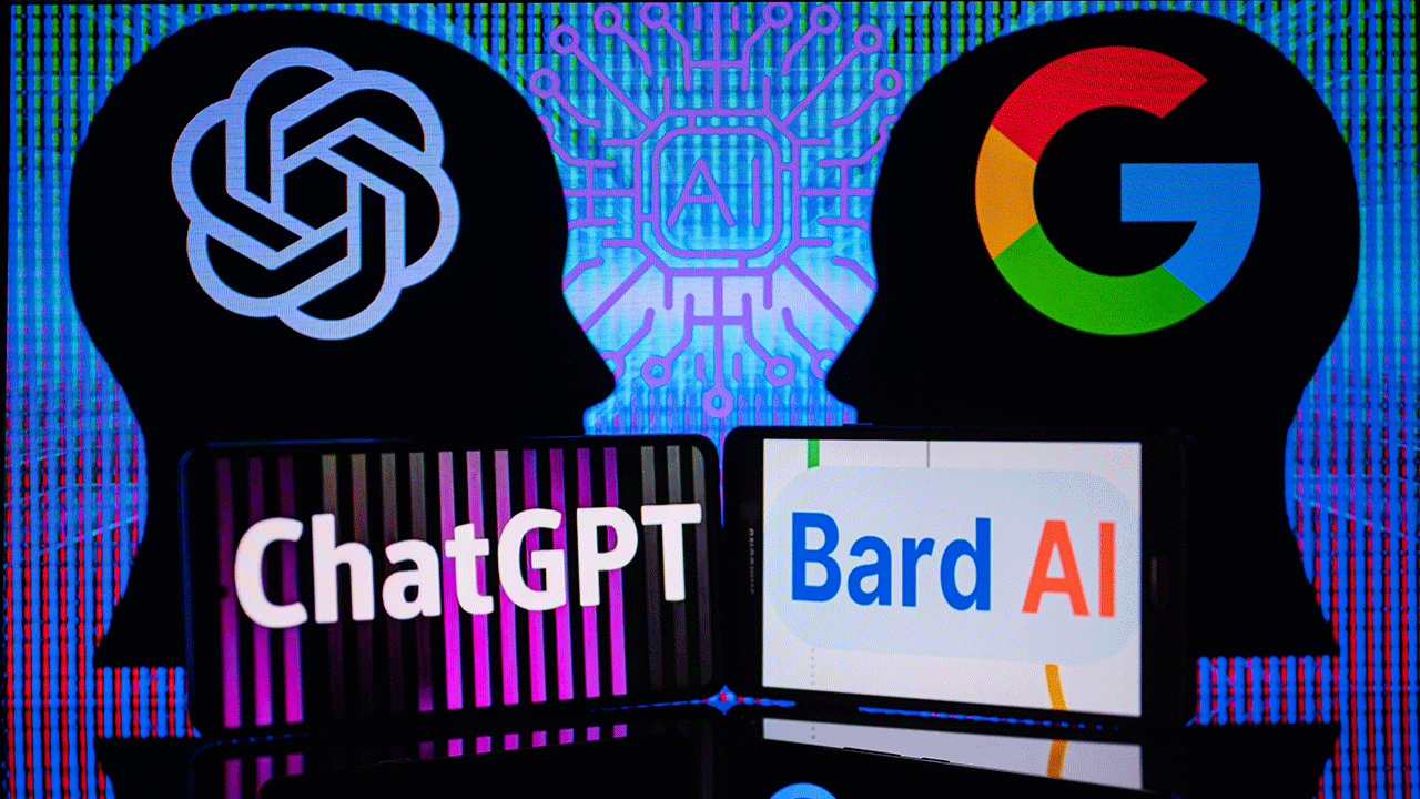 Eine Illustration der Logos von ChatGPT und Google Bard