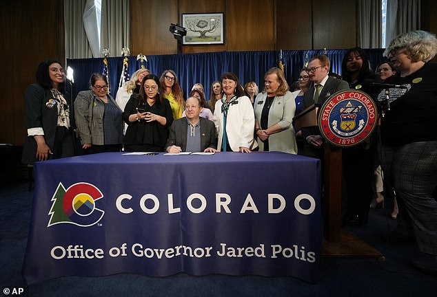 Das Trio neuer Gesetze, die vom demokratischen Gouverneur Jared Polis unterzeichnet wurden, etabliert Colorado als sicheren Hafen für den Zugang zu Abtreibungen sowie den Zugang zu Übergangsgesundheitsdiensten für Transgender-Personen