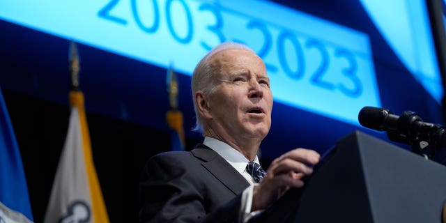 Präsident Joe Biden spricht vor dem Podium