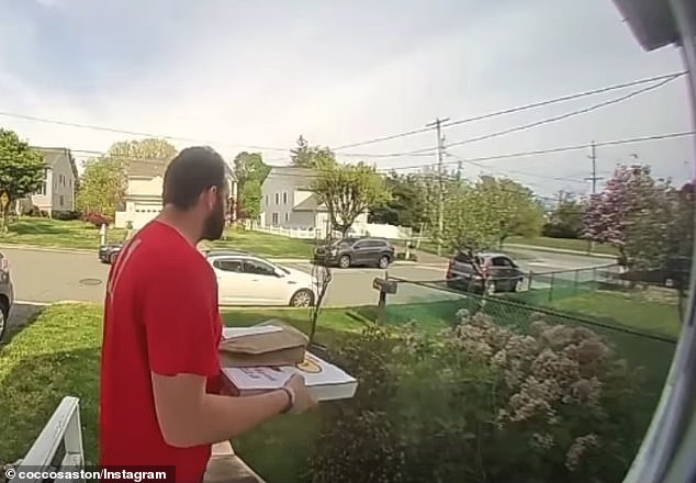 Der Pizzalieferant Tyler Morrell wird an der Tür eines Kunden gesehen, bevor er durch das Kreischen eines Autos hinter ihm abgelenkt wird