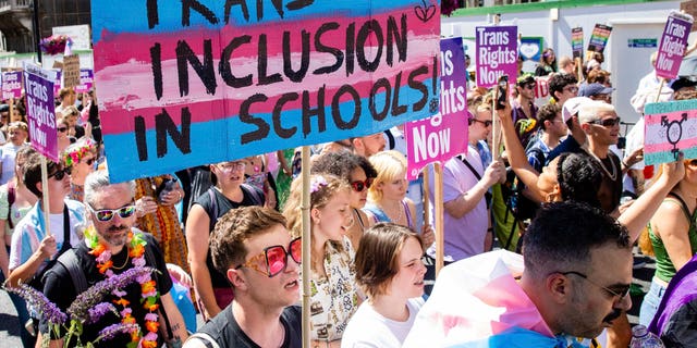 Demonstranten sprechen sich für die Förderung der Transgender-Ideologie in Schulen im Oktober 2022 aus.