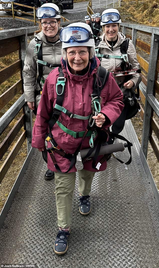 Margaret Carroll aus Portishead, North Somerset, hat es mit 91 Jahren auf die schnellste Seilrutsche der Welt abgesehen