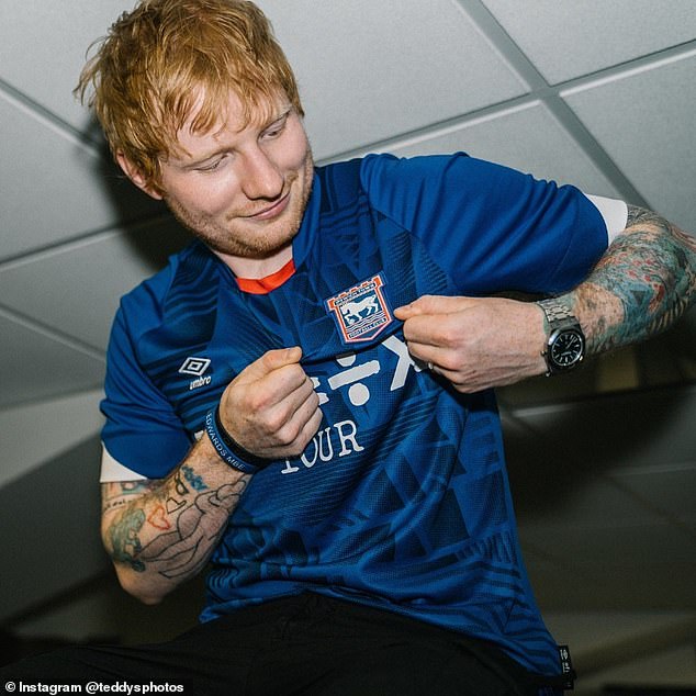 Sänger Ed Sheeran nahm an den Feierlichkeiten teil, als er mit dem Trikot des Clubs in den sozialen Medien posierte