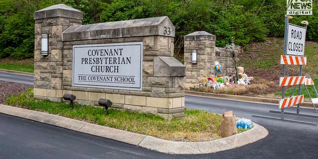 Gedenkstätten für die sechs Opfer, die bei einer Massenerschießung getötet wurden, werden am Dienstag, den 28. März 2023, vor der Covenant School in Nashville, Tennessee aufgestellt. Am Montag wurden drei Erwachsene und drei Kinder in der Schule getötet.