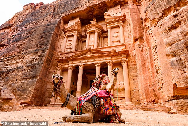 Reich an Kultur: Sadie Whitelocks erkundet Jordanien auf einer siebentägigen Reise, die vom Abenteuerreiseveranstalter Exodus organisiert wird.  Ein Höhepunkt der Reise ist ein Besuch der verlassenen antiken Stadt Petra, wo sie den Schatztempel (im Bild) sieht, bevor die Menschenmassen für den Tag eintreffen