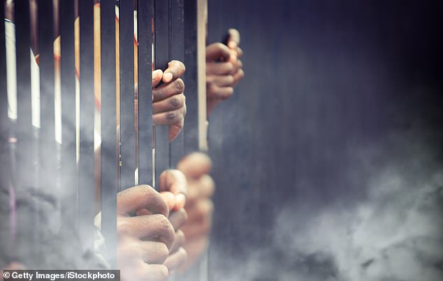 Eine Gruppe von 13 jugendlichen Insassen im Hochsicherheitsgefängnis Casuarina in Perth kam es zu Ausschreitungen, nachdem zwei von ihnen eine Wärterin angegriffen und ihre Schlüssel gestohlen hatten
