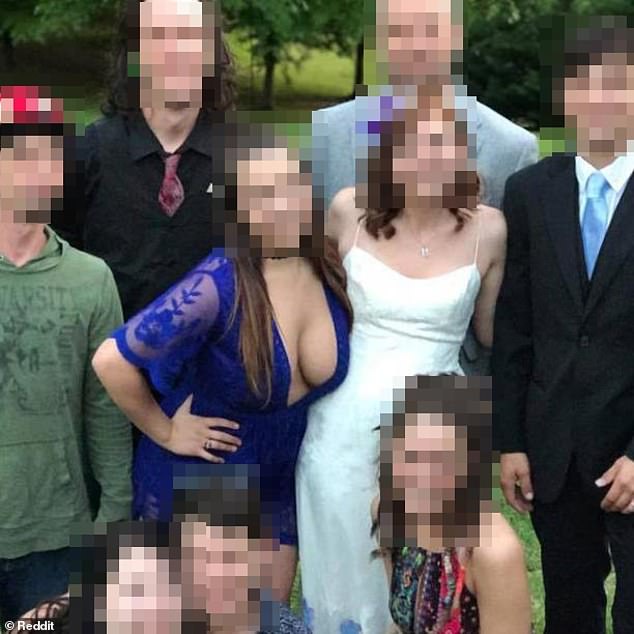 Ein Bild, das mit dem Reddit-Thread r/trashy geteilt wurde, zeigt eine Hochzeitsgesellschaft aus den USA, die für ein Smiley-Foto posiert – aber eine stach unter der neunköpfigen Gruppe besonders hervor, weil sie „trashig“ war.
