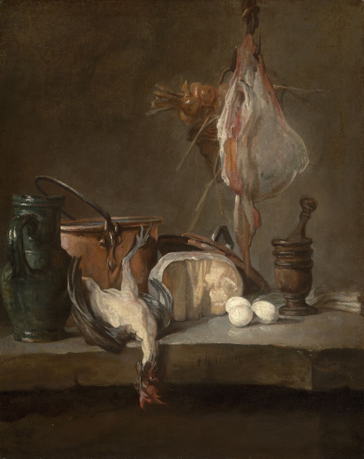   Ein Mann in bunter Kochuniform, ein Kopftuch im Haar, sitzt an einem Tisch mit Essen und Wein
