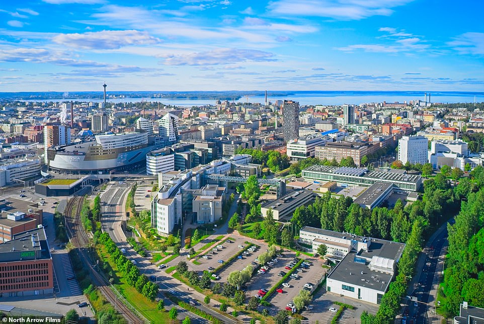 Finnland wurde gerade vom World Happiness Report zum glücklichsten Land der Welt erklärt.  Und Tampere oben wird regelmäßig von anderen Finnen zum Ort gewählt, an dem sie am liebsten leben würden.  Es ist also der glücklichste Ort im glücklichsten Land der Welt, schreibt Michael Hodges