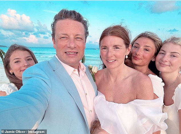 Wieder verheiratet!  Jamie Oliver hat sein Eheversprechen mit Frau Jools erneuert, 23 Jahre nachdem er den Bund fürs Leben geschlossen hat (im Bild mit Frau Jools und ihren Töchtern).