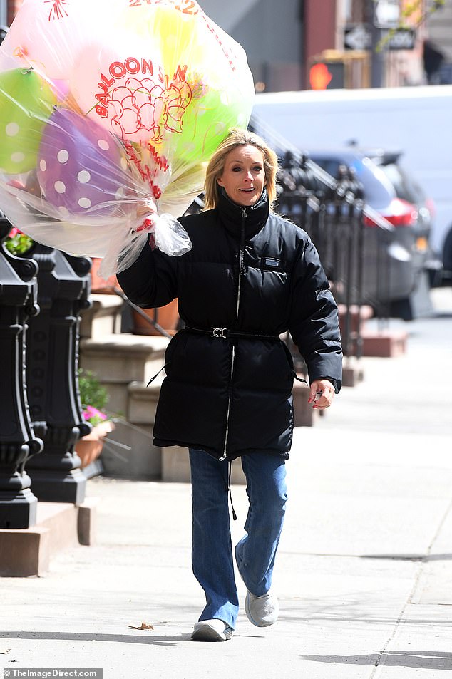 Das Leben der Party: Die Tony-Preisträgerin Jane Krakowski hat am Ostersonntag mit ihrem Sohn in New York City eine Ladung Luftballons abgeholt