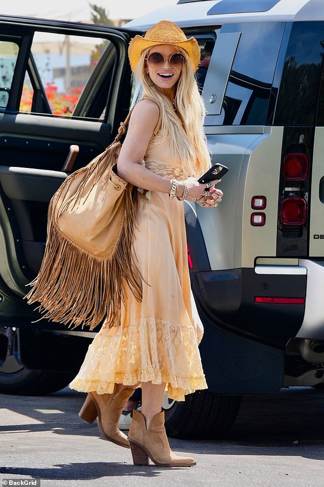 Geben Sie ihnen den Ausrutscher!  Jessica Simpson, CEO von Jessica Simpson Collection, entschied sich für ein bisschen Boudoir-Kleidung, um den Tag der Erde am Samstag in Malibu mit ihrer Familie zu feiern