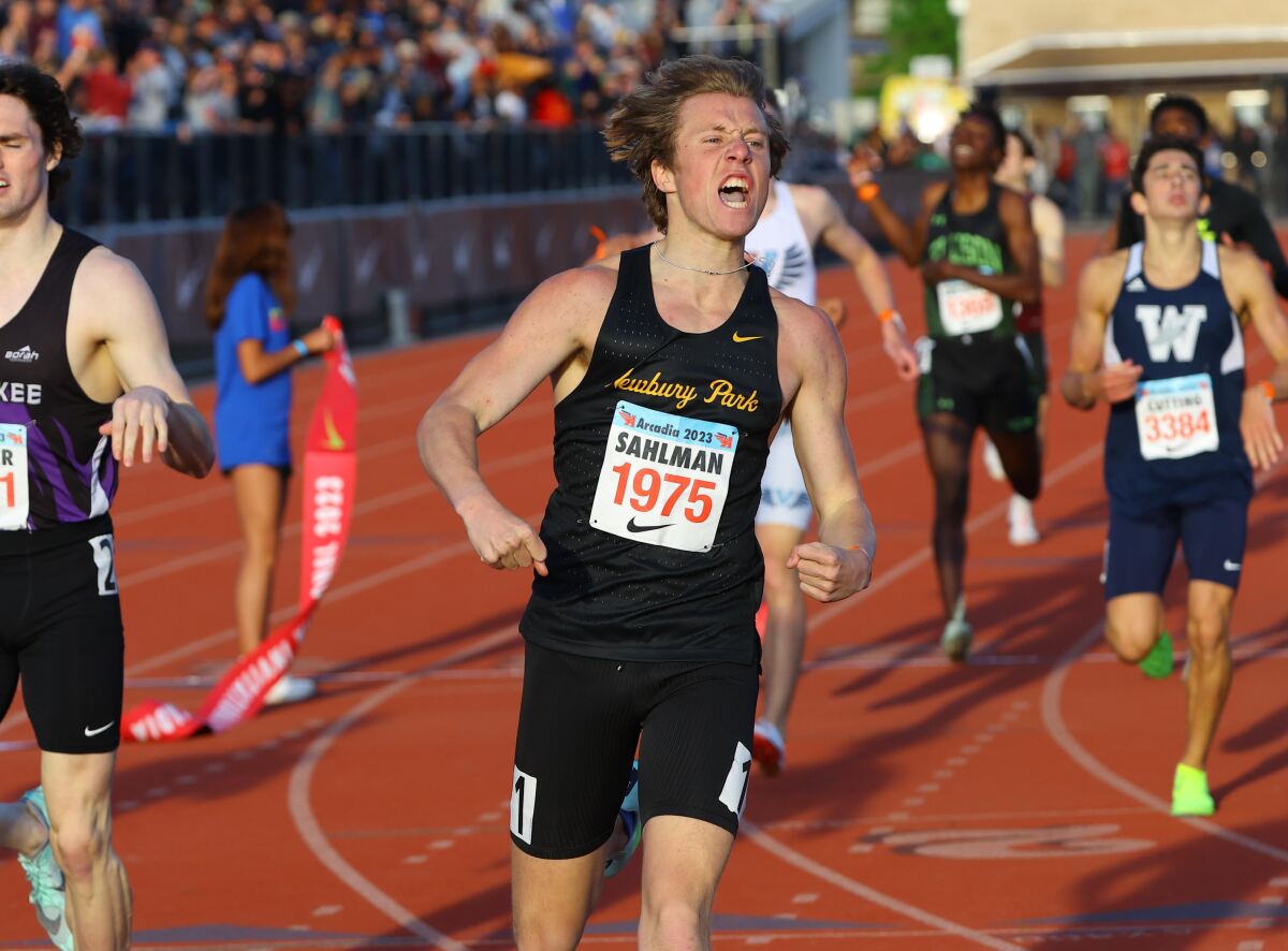 Aaron Sahlman von Newbury Park feiert seinen Sieg beim 800-Meter-Lauf beim Arcadia Invitational.