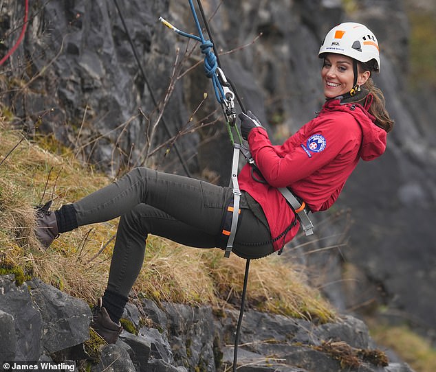 Kate lernt die Seile!  Die Prinzessin zeigt ihre Abseilfähigkeiten, als sie Prinz William an einem actionreichen Tag in einem Bergrettungszentrum in Wales begleitet