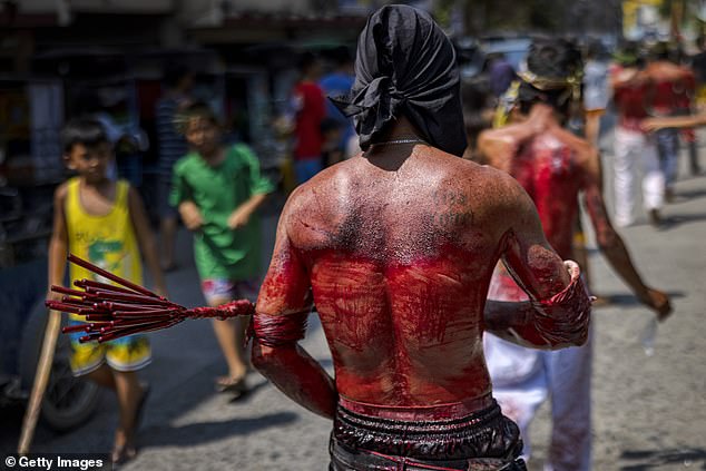 Flagellanten peitschen ihre blutigen Rücken als eine Form der Buße, während Gläubige den Gründonnerstag am 6. April 2023 in San Fernando, Pampanga, Philippinen, begehen