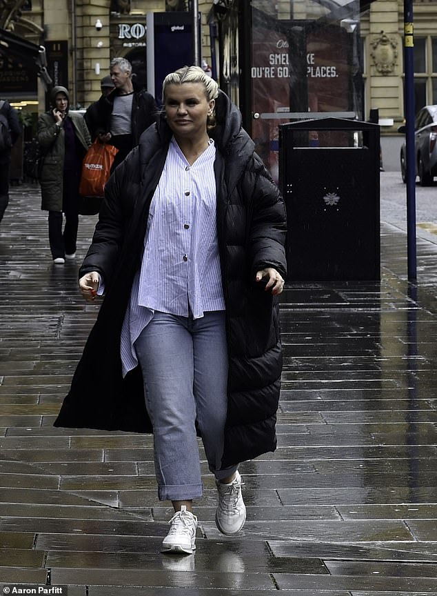 Unterwegs: Kerry Katona wurde am Wochenende mit ihrem Verlobten Ryan Mahoney bei Besorgungen im Stadtzentrum von Manchester fotografiert