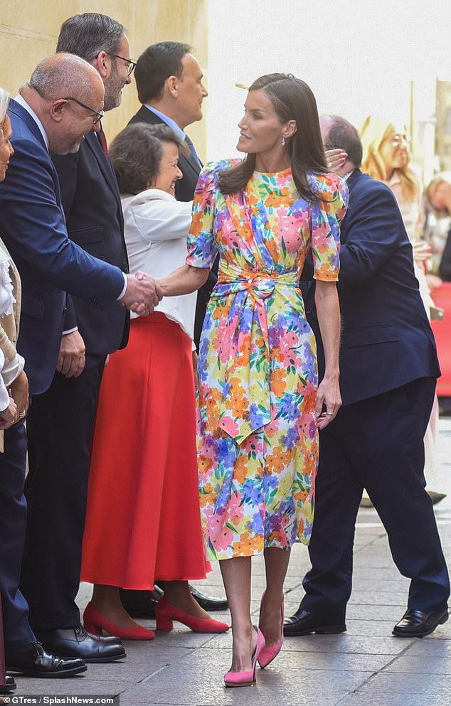 Königin Letizia lächelte auch, als sie die Leute begrüßte, die Schlange standen, um einen Handschlag von ihr zu erwischen