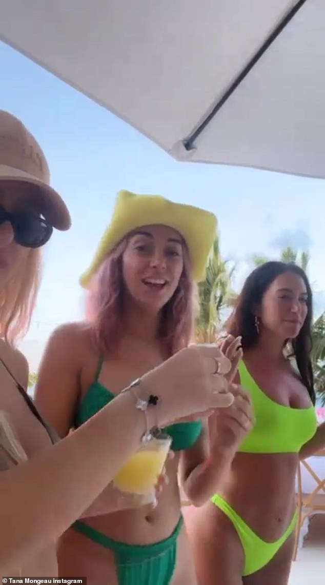 Feiern: Kylie Jenners BFF Anastasia 'Stassie' Karanikolaou (rechts) landete in Turks- und Caicosinseln, um den neuesten Drop der Make-up-Marke Tarte zu feiern