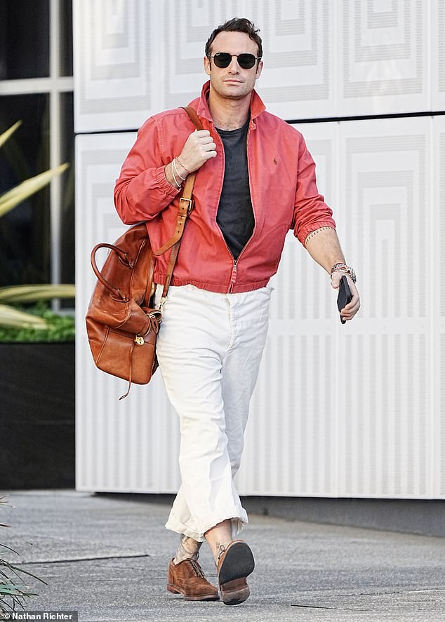 Joshua Sasse (im Bild) sah schick aus, als er sich am Dienstag auf den Weg machte, um Besorgungen in Brisbane, Australien, zu erledigen.  Der britische Schauspieler, 35, der eine neue Hallmark-Serie drehen soll, trug eine blassrote Daunenjacke, als er die Straße entlang schlenderte