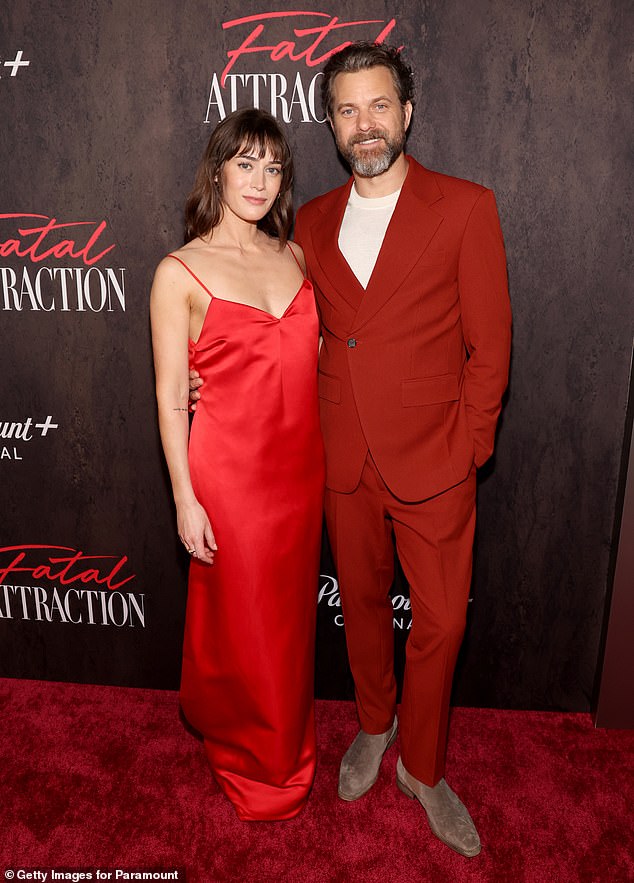 Heiße Co-Stars: Lizzy Caplan, 40, und Joshua Jackson, 44, drehten am Montagabend die Hitze auf, als sie beide purpurrote Looks zur mit Stars besetzten Fatal Attraction-Premiere in Los Angeles trugen