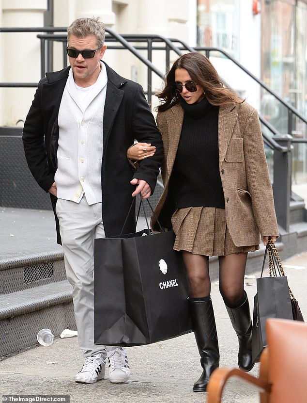 Einkaufstherapie: Matt Damon, 52, und Ehefrau Luciana Barroso, 46, gingen am Samstag während einer Drehpause für seinen neuen Film The Instigators in New York City einkaufen