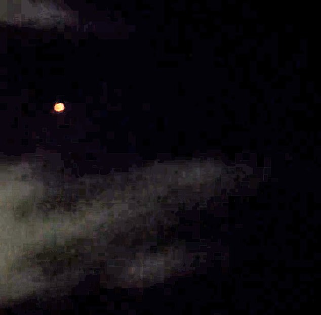Ein Meteorologe in Kalifornien hat ein Video geteilt, das ein helles Licht am Nachthimmel zeigt, das als fallender Starlink-Satellit bestätigt wurde