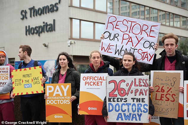Junge Ärzte auf einer Streikpostenlinie vor dem St. Thomas' Hospital im Zentrum von London während ihres ersten Streiks Anfang dieses Monats