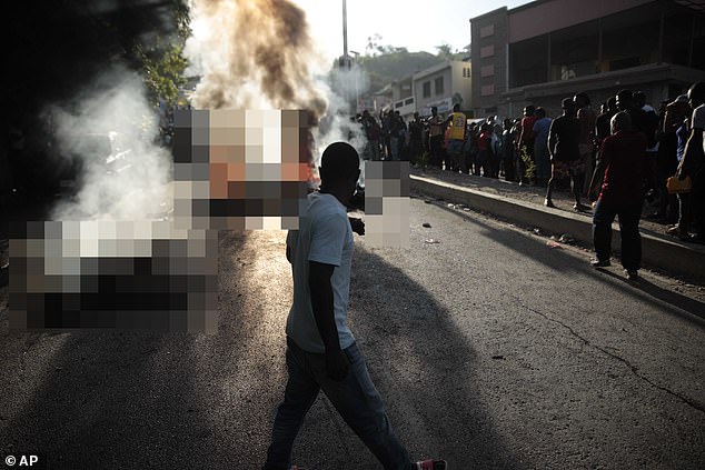 Mutmaßliche haitianische Bandenmitglieder baten um Gnade, als sie am Montag in der Hauptstadt Port-au-Prince von einem Mob der Bürgerwehr bei lebendigem Leib verbrannt wurden.