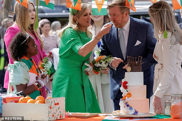 Königin Máxima der Niederlande sah in einem grünen Kleid elegant aus, als sie mit ihrem Ehemann König Willem-Alexander, der heute 55 Jahre alt wird, zum Königstag in Rotterdam auftrat