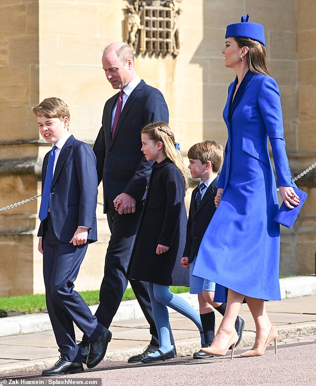 Prinz George wurde in der St. George's Chapel in Windsor Castle von seinem Vater und seiner Mutter, dem Prinzen und der Prinzessin von Wales, sowie seinen Geschwistern Prinzessin Charlotte (sieben) und Prinz Louis (vier) begleitet
