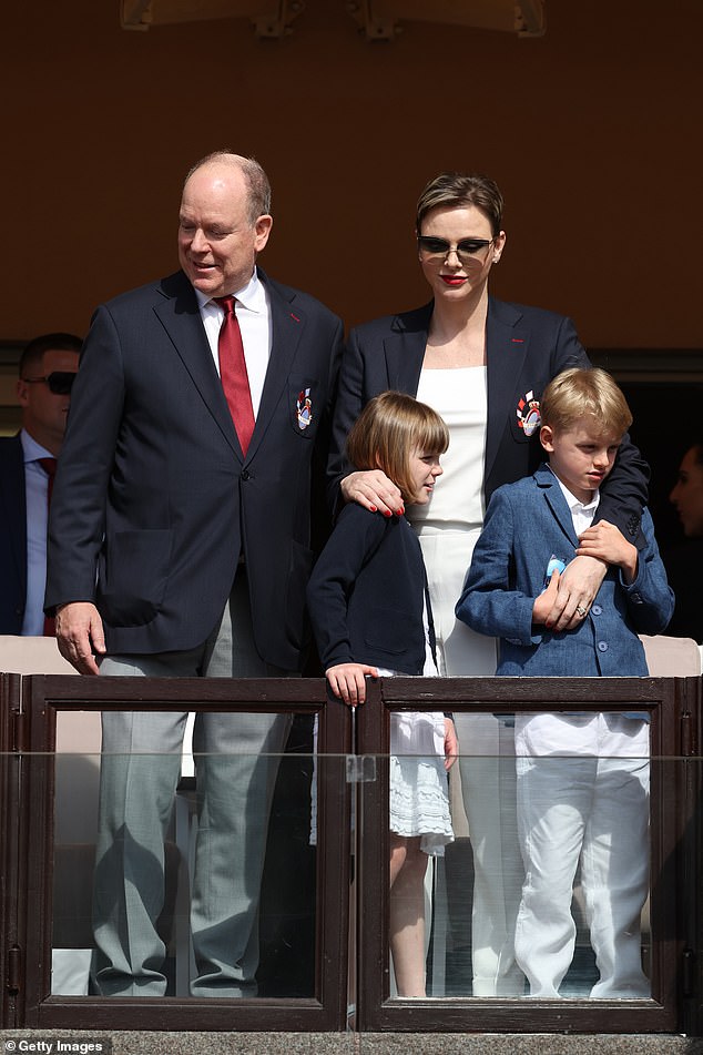 Prinz Albert, 65, und Prinzessin Charlene, 45, trugen passende Outfits zum Rugbyturnier Sainte Devote in Monaco, an dem sie mit ihren Kindern Prinz Jacques und Prinzessin Gabriella, beide acht, teilnahmen