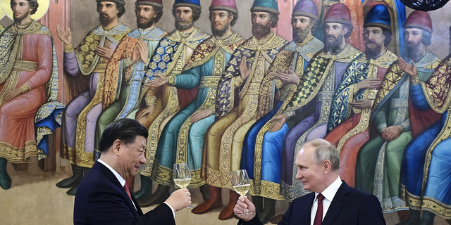 Der russische Präsident Wladimir Putin und der chinesische Präsident Xi Jinping stoßen bei ihrem Abendessen am 21. März in Moskau an.