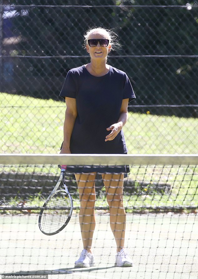 Jackie 'O' Henderson (im Bild) zeigte ihre schlanke Figur, als sie am Samstag auf einem Tennisplatz ins Schwitzen kam