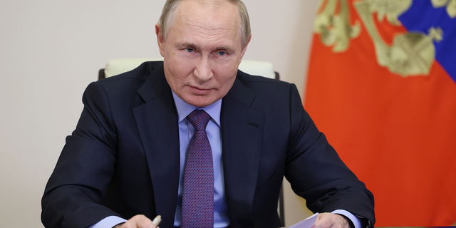 Der russische Präsident Wladimir Putin spricht am 30. Januar per Videokonferenz in der Staatsresidenz Novo-Ogaryovo außerhalb von Moskau, Russland.