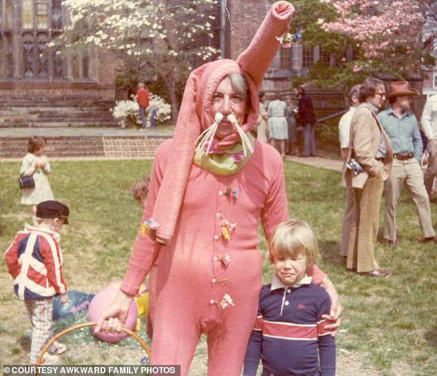 Diese Frau hat sich für dieses Foto aus den 1970er Jahren als Osterhase verkleidet – aber der kleine Junge, mit dem sie zusammen ist, sieht nicht allzu amüsiert aus über den durchhängenden Strampler, den sie für diesen Anlass angezogen hat