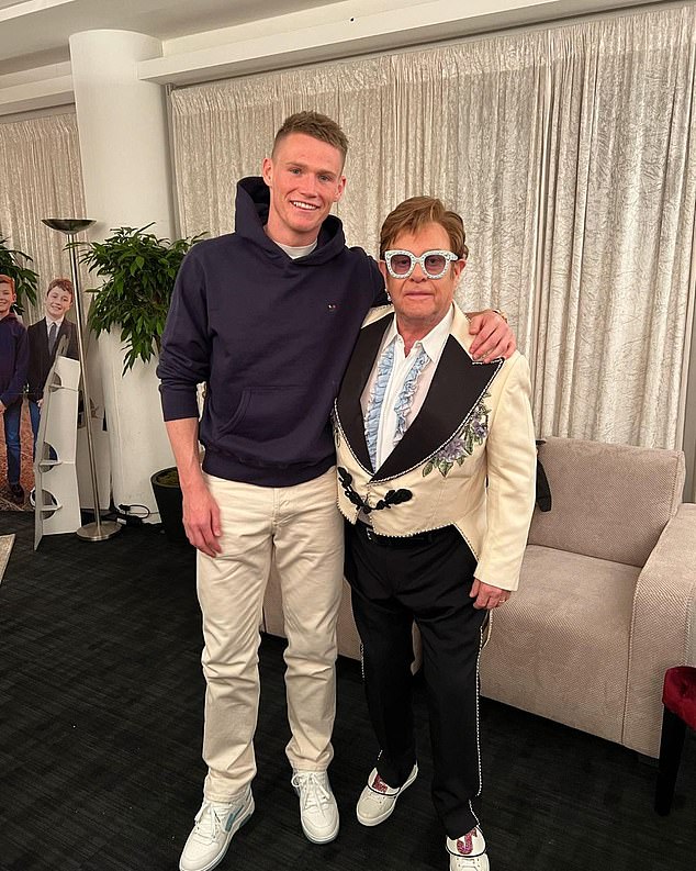 Scott McTominay und Elton John posierten nach der Show am Sonntag gemeinsam für Fotos im O2