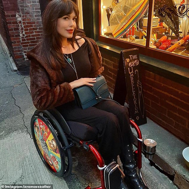 Tara Moss, 49, (im Bild) befindet sich in einem Rechtsstreit mit einem Chirurgen, der vor sechs Jahren an ihrer Hüfte operiert wurde, und behauptet, ihre „Fahrlässigkeit“ habe sie nun in einen Rollstuhl gezwungen