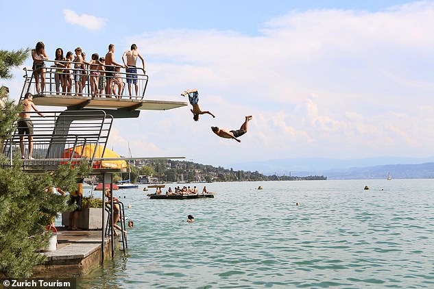 Draufgänger: Joe Minihane reist nach Zürich, um die Freiluft-Schwimmplätze zu erkunden, darunter das Strandbad Tiefenbrunnen (im Bild), eine Lagune, die „für Schwimmer aller Art geeignet ist“.