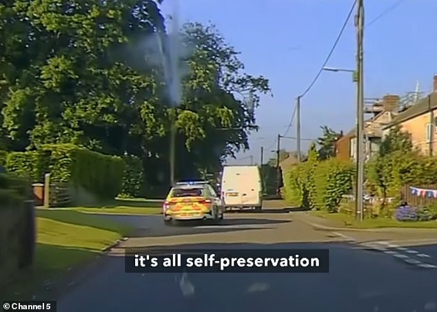 Die Channel 5-Show Traffic Cops, die heute Abend um 21 Uhr ausgestrahlt wird, hielt den schockierenden Moment fest, als sich ein gestohlener weißer Lieferwagen während einer Verfolgungsjagd in der Nähe von Scarborough in ein Polizeiauto rammte