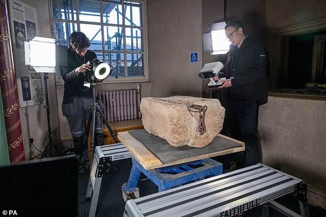 Auf dem Stein des Schicksals wurden römische Ziffern gefunden, nachdem eine 3D-gedruckte Nachbildung der heiligen königlichen Reliquie von Experten untersucht wurde (im Bild wird der Stein gescannt, um die 3D-Version zur Inspektion zu erstellen).