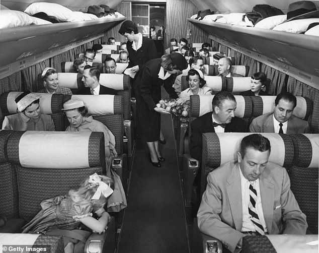 Die 1950er und 60er Jahre werden oft als das „Goldene Zeitalter“ der Luftfahrt bezeichnet.  Das obige Bild wurde 1955 aufgenommen und zeigt die Kabine einer Douglas DC-7