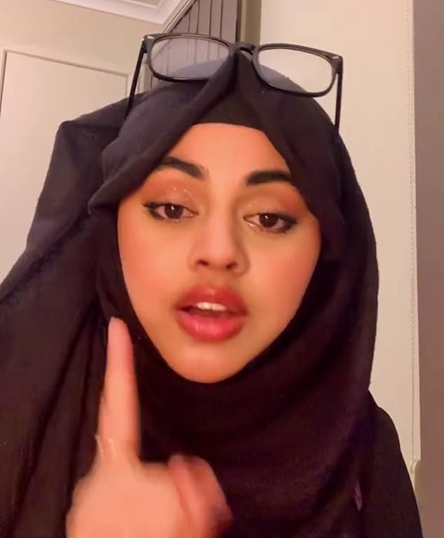 Die muslimische Teenagerin Hina Mehra (im Bild), eine Studentin der Monash University, sagte, sie interveniere im Namen von zwei asiatischen Sekundarschülern, die angeblich von einer älteren weiblichen Passagierin missbraucht wurden.