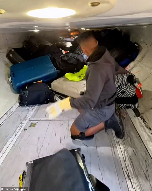 DJ Sugue arbeitet als Ramp Agent am Vancouver International Airport und erstellt TikTok-Videos – von denen viele viral werden – und zeigt, wie er Flugzeuggepäck ein- und auslädt