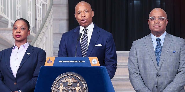 Der Bürgermeister von New York City, Eric Adams (L) und der Kommissar der New York City Police Department (NYPD), Keechant Sewell (R), machen vor der Ankunft des ehemaligen US-Präsidenten Donald Trump eine Ankündigung zur öffentlichen Sicherheit