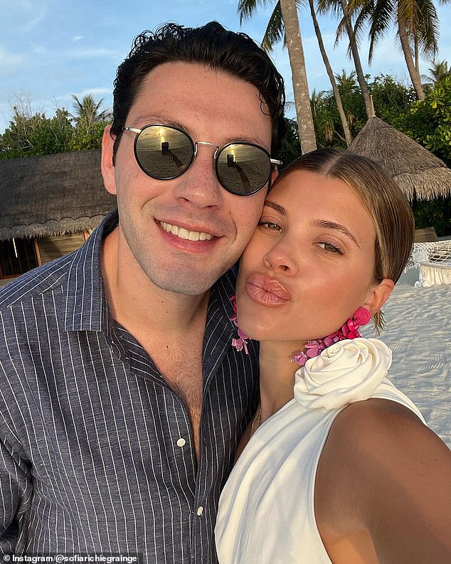 Lovebirds: Das Model und ihr 29-jähriger Partner heirateten am 22. April, ein Jahr nach ihrer Verlobung, im Luxushotel du Cap-Eden-Roc an der französischen Riviera