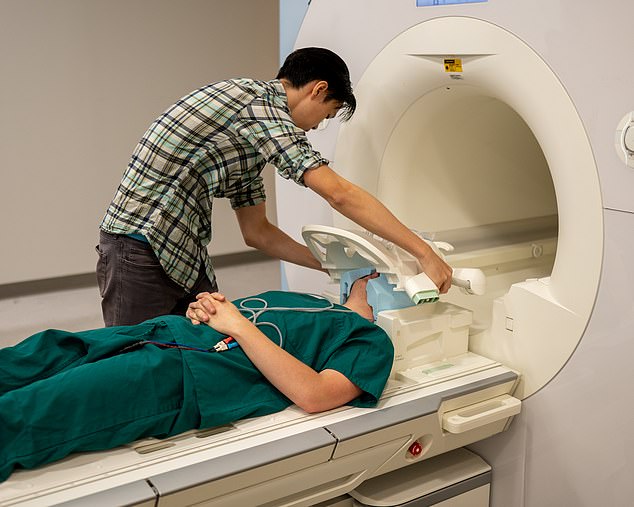 Forscher fanden heraus, dass sie mit einer neuartigen MRT-Scanmethode die Gedanken einer Person mit einer Genauigkeit von etwa 50 Prozent lesen konnten.  Sie setzten einen Patienten stundenlang Podcasts aus, um zu sehen, wie sein Gehirn auf verschiedene Wörter reagiert, und nutzten dann den Scan, um dies festzustellen