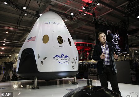 Elon Musk mit seiner Dragon-Crew-Kapsel