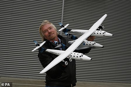Richard Branson mit dem Raumschiff Virgin Galactic