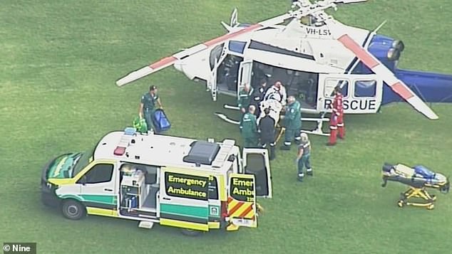 Beide Beamten wurden in ernstem, aber stabilem Zustand ins Royal Adelaide Hospital geflogen und in künstliches Koma versetzt