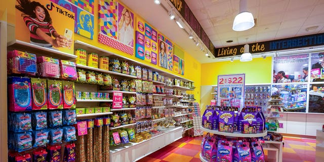 Süßigkeiten und Artikel in einem Geschäft